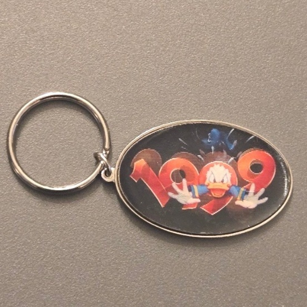 Vintage 1999 Disney Welcomes 2000 Donald Duck Holographic Lenticular Keychain
